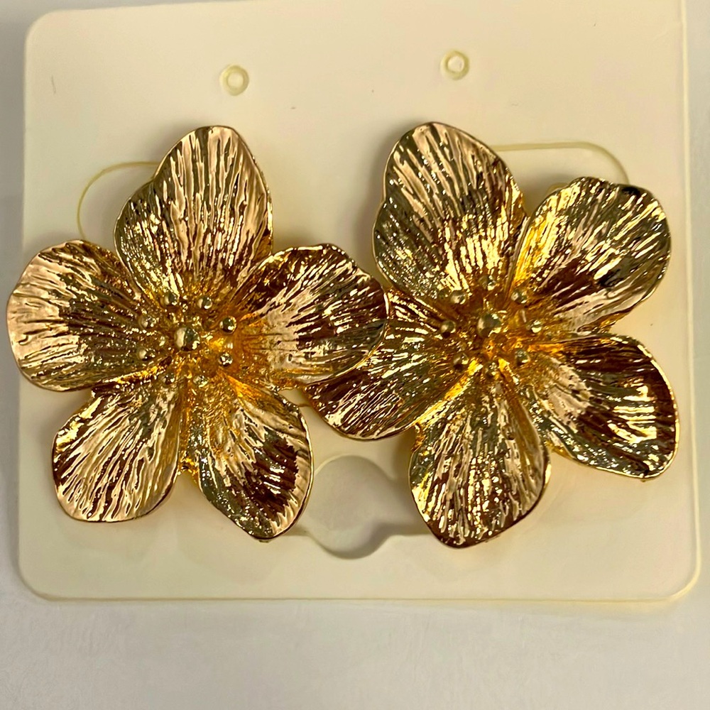 Shashi flower posts in gold